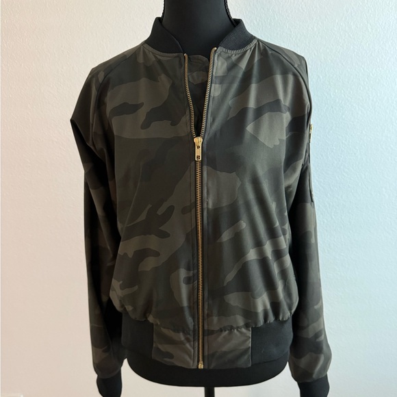 Albion Women's Green Camouflage Bomber Jacket - Picture 9 of 15